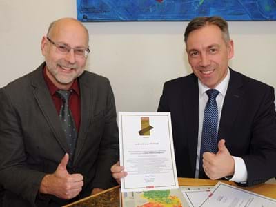 Focus Ranking.JPG Freuten sich sehr über die Auszeichnung als Top-Region: Landrat Alexander Tritthart (r.) und Wirtschaftsförderer Thomas Wächtler (l). (Foto: LRA ERH)