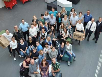 Jugendamt und KJR vereint.JPG Freuen sich auf die gemeinsame Arbeit unter einem Dach: Die Mitarbeiterinnen und Mitarbeiter des Amtes für Kinder, Jugend und Familie, Leiterin Heike Krahmer, Abteilungsleiter Manuel Hartel und Landrat Alexander Tritthart (r.).