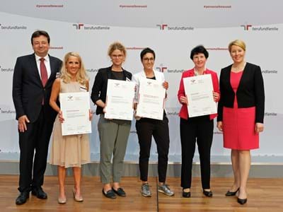 institutionen_und_unternehmen_aus_bayern__20180628_1446890073.jpg Stolz nimmt Familienbeauftragte Katja Engelbrecht-Adler (3.v.r.) in Berlin die Auszeichnung für die familienfreundliche Personalpolitik des Landratsamtes und des Kreiskrankenhauses von Dr. Franziska Giffey (r.) entgegen.