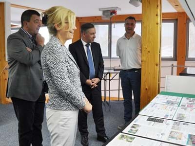 Besuch_Wochenblatt.jpg Geschäftsführer Andreas Unbehaun (links) und Grafikdesigner Uwe Rahner (rechts) zeigen Bürgermeisterin Ilse Dölle und Landrat Alexander Tritthart wie das wochenblatt entsteht.