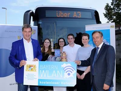 BayernWLAN Am 23. August 2017 hat Markus Söder, damals noch Heimat- und Finanzminister (l.), zusammen mit Landrat Alexander Tritthart (r.) und einigen Auszubildenden des Landratsamtes den Startschuss für das BayernWLAN in den Aischgrundbussen gegeben.
