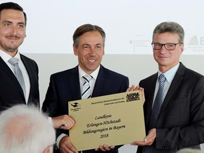 Bildungsregion_Siegelübergabe.JPG Stolz präsentieren Bildungskoordinator Sven Czekal und Landrat Alexander Tritthart das Siegel, das sie von Kultusminister Bernd Sibler (.v.l.n.r.) erhalten haben.