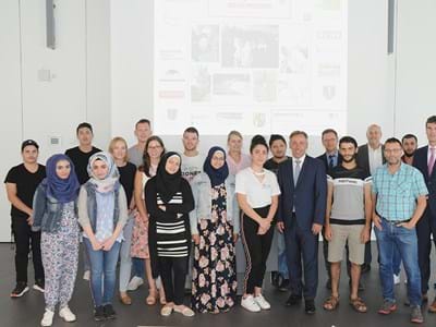 Refugees Day Nachtreffen.JPG Stolz auf sich: Die Beteiligten am ersten Refugees‘ Day des Landkreises Erlangen-Höchstadt.