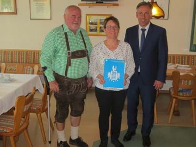 IMG_2052.jpg Die Sonnenwirte Petra und Theo Link sind stolze Besitzer einer der „100 besten Heimatwirtschaften“. Landrat Alexander Tritthart (rechts) gratulierte bei seinem Unternehmensbesuch im Gasthaus „Zur Sonne“.