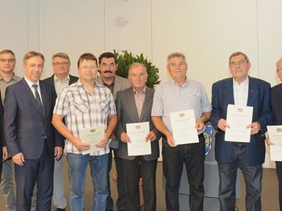 Gruppenbild.JPG Zehn „Siebener“ erhielten Urkunden aus den Händen von Landrat Alexander Tritthart (3.v.l.): Friedrich Farnlucher, Hans Wolfgang Ochs, Lorenz Jordan (hintere Reihe), Manfred Stilkrich, Ernst Sperber, Heinrich Brehm, Georg Seitz und Werner Bub. Nicht auf dem Bild: Lorenz Weber, geehrt für 25 Jahre Feldgeschworener. Vermessungsamtsleiter Henning Wagner (l). gratulierte.