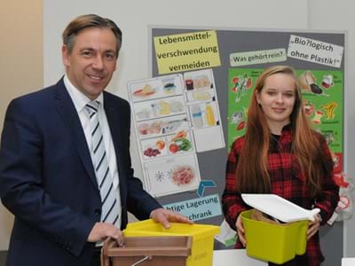 Tritthart_Helmert.JPG Landrat Alexander Tritthart mit Sarah Helmert, Teilnehmerin am Freiwilligen Ökologischen Jahr im Landratsamt.