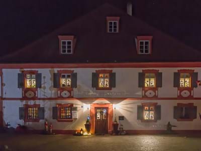 Kleinwachenrother Mühle.jpg Die neue Weihnachtsmarktbroschüre verrät, wo und wann in ERH - wie hier in Wachenroth - ein Weihnachts- oder Adventsmarkt stattfindet.