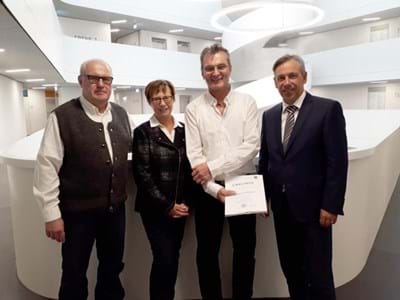 Grumann_Duerrbeck.jpg Gisela Grumann und Georg Dürrbeck (Mitte) für treue Dienstjahre geehrt. Landrat Alexander Tritthart (rechts) und Lorenz Grünfelder, stellvertretender Vorsitzender des Personalrats (links), gratulierten.
