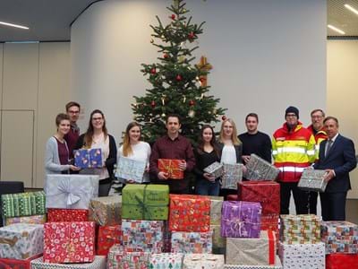 Weihnachtstrucker_2018.jpg 40 Päckchen haben die Azubis des Landratsamtes Erlangen-Höchstadt zusammen mit Landrat Alexander Tritthart (r.) an die Johanniter Lorand Szüszner (2.v.r.) und Hendrick Hußnätter (3.v.r.) im Rahmen der „Weihnachtstrucker“-Aktion übergeben.