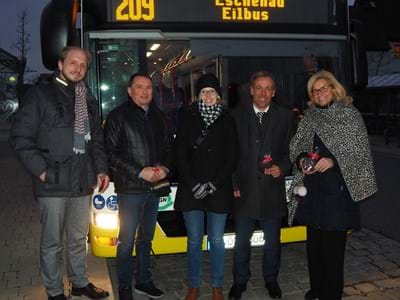 Eilbus_209E.JPG Ein positives Fazit der Probefahrt mit der neuen Eilbuslinie zogen Manuel Hartel, Abteilungsleiter Kommunales und Schulen des Landratsamtes, Elmar Singer, Geschäftsführer der Firma Schmetterlingreisen, Martina Schunk, Sachgebietsleiterin Öffentlicher Personennahverkehr am Landratsamt, Landrat Alexander Tritthart und Eckentals Bürgermeisterin Ilse Dölle (v.l.n.r.)