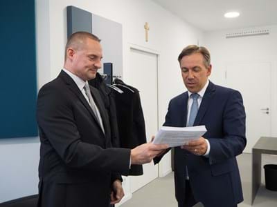 Aschenbrenner_LR.JPG Andreas Aschenbrenner, Elternbeiratsvorsitzender der Ritter-Wirnt-Realschule in Gräfenberg (l.), übergibt Landrat Alexander Tritthart (r.) die Unterschriftenliste mit 142 Namen.