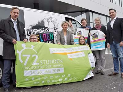 Landkreishelden.JPG Setzen bunte Akzente für die Gesellschaft im grauen Schmuddelwetter: Landrat Alexander Tritthart, Alexander Zips (BDKJ), Jugendamtsleiterin Heike Krahmer, Hannah Lorenz (KJR, im Bus), Eileen Weiß (BDKJ), Dominik Hertel, Vorsitzender Kreisjugendring ERH, Jutta Leidel vom Ehrenamtsbüro und Bildungskoordinator Sven Czekal.