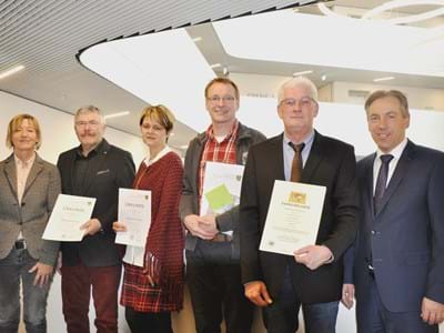 Wagner_Daut_Erdel_Meller_Trütschel_Tritthart.JPG Landrat Alexander Tritthart (r.) und Personalratsvorsitzende Gudrun Wagner (l.) gratulierten den Jubilaren Friedrich Daut, Elisabeth Erdel, Heiko Meller und Bernd Trütschel (v.l.n.r.).