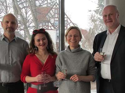 Eröffnung Spitaleria Kaufmännischer Leiter Albert Prickarz mit Spitaleria-Betreiberin Isabell Jambayewa, Pflegedienstleiterin Bianca Dotterweich und Bürgermeister Gerald Brehm (v. l. n. r.).