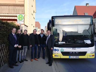 210_Kalchreuth.JPG Manuel Hartel (Abteilungsleiter), Martina Schunk (Sachgebietsleiterin Öffentlicher Personennahverkehr), Christopher Haas (Busunternehmen Schmetterling), Bürgermeister Herbert Saft (Kalchreuth), Marcel Kohl (Busunternehmen Schmetterling) und Landrat Alexander Tritthart nahmen die Haltestelle offiziell in Betrieb (v. l. n. r.)