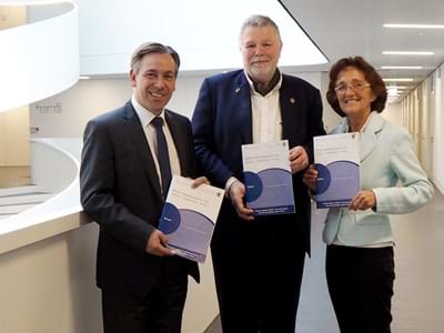 Notfallmappe1.jpg Landrat Alexander Tritthart, der Vorsitzende des Kreisseniorenbeirats, Thomas Wimber, und Landkreis-Seniorenbeauftragte Marianne Preller stellten die Vorsorgemappe vor.