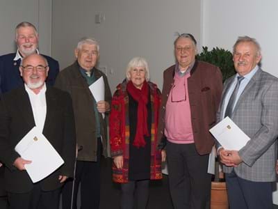 Kreisseniorenbeirat feiert 20-jähriges Jubiläum Urkunden erhielten die Kreisseniorenbeirats-Gründer Ingo Gersthammer (l.), Dr. Peter Lederer (vorne), Kreisrätin Retta Müller-Schimmel (M.) und Valentin Schaub (2.v.r.). Auch die Altandräte Franz Krug (4.v.l.) und Eberhard Irlinger (3.v.r.) wurden von Landrat Alexander Tritthart (r.) und dem aktuellen KSB-Vorsitzenden Thomas Wimber (hinten l). geehrt.