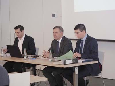 Digitalisierung.jpg Bildungskoordinator Sven Czekal, Landrat Alexander Tritthart und Landkreis-Schulverwalter Markus Vogel diskutierten mit Schulleitungen und IT-Fachleuten über die Zukunft digitalen Unterrichts im Landkreis (v. l. n. r.).