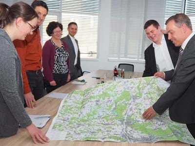 Radwegekonzept.jpg Arbeitstreffen im Landratsamt: Projektleiterin Eva Mast und Geschäftsführer Andreas Ampßler vom Planungsbüro topplan wollen mit Sabine Pelzer von der Verkehrssicherheit des Landratsamtes und Abteilungsleiter Martin Hartnagel, Regionalmanager Matthias Nicolai und Landrat Alexander Tritthart die Radwege im Landkreis attraktiver machen (v. l. n. r.).