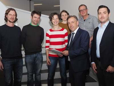 Inklusionsprojekt.jpg Tobias Fahrmeier (l.) und Ute Meindel von der Lebenshilfe Erlangen-Höchstadt (M.), Andy Berhard von der Lebenshilfe Erlangen (2. V. l.), Angela Panzer und Traugott Goßler vom Kreisjugendring Erlangen-Höchstadt (hinten) wollen gemeinsam mit Landrat Alexander Tritthart (2. V. l.) und Bildungskoordinator Sven Czekal inklusive Bildung im Landkreis voranbringen.