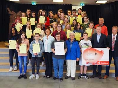 Helfer-Seniorenfasching.JPG Schulleiter Michael Ulbrich und Lehrerin Susanna Wunner der Ritter-von-Spix-Mittelschule nehmen zusammen mit ihren Schülerinnen und Schülern die Dankesurkunde des Landratsamtes entgegen. Vom Vorstand und Vorstand Finanzen des TSV Höchstadt erhielt die Schule einen Spendenscheck.