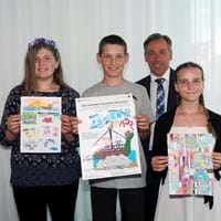 Malwettbewerb Gewinner: Mia-Jane Mazur (l., 2. Platz), Phillip Köberlein (M., 1. Platz) und Lillien Böhmer (r., 3. Platz) (alle aus Höchstadt).
