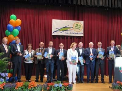 Festakt 25 Jahre SHK.jpg Die Unterstützer und Wegbegleiter des Saale-Holzland-Kreises wurden geehrt. Für ERH nahm die weitere stv. Landrätin Gabriele Klaußner (3.v.l.) den Dank des Partnerlandkreises entgegen. Foto: Landratsamt Saale-Holzland-Kreis
