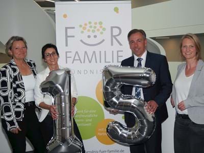 15 Jahre Bündnis für Familie.jpg Im Bild vom links: Heike Krahmer, Leiterin Amt für Kinder, Jugend und Familie, Katja Engelbrecht-Adler, Familienbeauftragte/Geschäftsführerin Bündnis für Familie, Alexander Tritthart, Landrat, Susanne Friedrich, Jugendhilfeplanerin und neue Mitarbeiterin im Bündnisbüro.