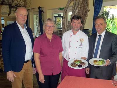 Auftakt Wildbretwochen.jpg Präsentieren kulinarische Leckerbissen aus Wild im Beisein von Bürgermeister Gerald Brehm (l.): Das Aischblick-Gastronomenehepaar Ulrike und Norbert Gumbrecht (2.u.3. v.l.) sowie Landrat Alexander Tritthart (r.).