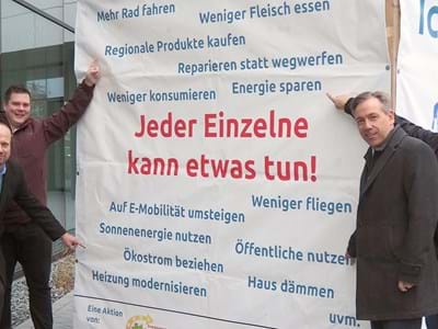Klimawürfel.jpg Vier Maßnahmen für den Klimaschutz: Landkreis-Energiemanager Matthias Wendler, Regionalmanager Matthias Nicolai, Landrat Alexander Tritthart und Klimaschutzbeauftragter Simon Rebitzer präsentieren ihre Favoriten auf dem Klimawürfel vor dem Erlanger Landratsamt.