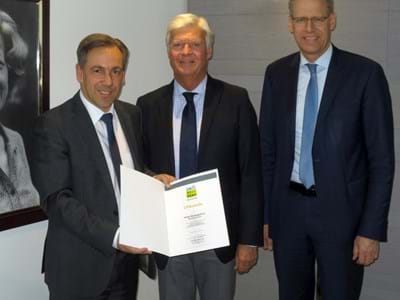Umweltpakt_HerzogsPark.jpg Landrat Alexander Tritthart (l.) überreicht Michael Bläser (m.) seine Umweltpakturkunde im Beisein von Bürgermeister Dr. German Hacker (r.).