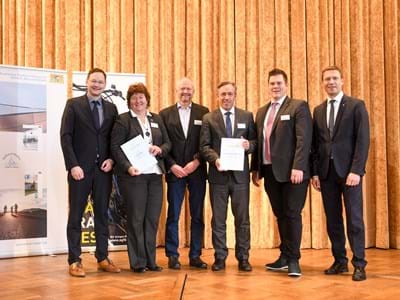 AFGK-Aufnahmeurkunde erhalten: Landrat Alexander Tritthart (3.v.r.) und Regionalmanager Matthias Nicolai (2.v.r.) . Foto: Tobias Hase Stolz nehmen Landrat Alexander Tritthart (3.v.r.) und Regionalmanager Matthias Nicolai (2.v.r.) die offizielle Aufnahmeurkunde aus den Händen von Staatsminister Dr. Hans Reichart (l.) und des AGFK Bayern-Vorsitzenden Landrat Matthias Dießl (r.) entgegen. Foto: Tobias Hase