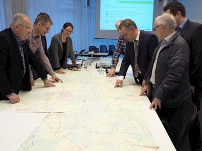 Mithilfe von großen Karten besprechen die Workshopteilnehmer*innen im Landratsamt ihre Wünsche für ein alltagstaugliches Radverkehrsnetz in ihrer Region. Foto: Stephanie Mack/LRA