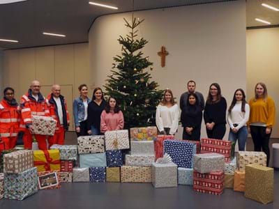 Weihnachtstrucker.2019.JPG 41 Päckchen haben die Azubis des Landratsamtes Erlangen-Höchstadt zusammen an die Johanniter Niromina Suganthiran, Dietmar Oeder und Arnulf Schreiweis (v.l.) im Rahmen der 26. „Weihnachtstrucker“-Aktion übergeben.