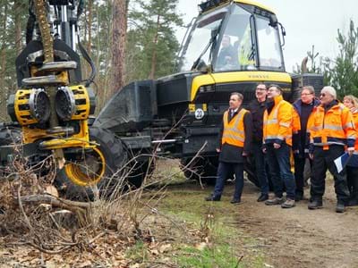 Förster Stefan Seitz mit dem Harvester im Einsatz Förster Stefan Seitz mit dem Harvester im Einsatz. Mit dabei: Landrat Alexander Tritthart, Oberbauleiter Oliver Jäger, Kreisbaumeister Thomas Lux, Tiefbau-Sachgebietsleiter Dieter Mußack, Geh- und Radwegexperte Bernhard Richter und seine Nachfolgerin Sigrid Tremel (v.l.n.r.).