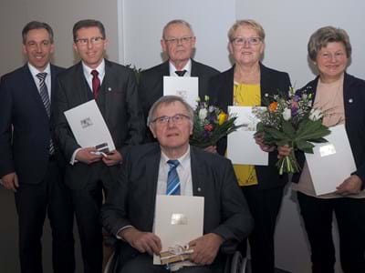 Fünf Ehrungen im Landratsamt Stolz freuen sich die Geehrten Thomas Köhler (Eckental), Johannes Wagenknecht (Eckental), Erika Herzog (Lonnerstadt), Hildegard Pröls (Mühlhausen) (v.l.n.r.) und Karl Kaiser (Baiersdorf) (vorne) über das Ehrenzeichen, das ihnen Landrat Alexander Tritthart (links) überreicht hat.