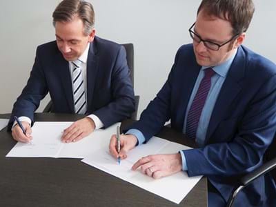 Gemeinsam haben Landrat Alexander Tritthart (l.) und Oberbürgermeister Dr. Florian Janik (r.) ihre Unterschriften unter die Kooperationsvereinbarung über die neue gemeinsame Pflegeplatzbörse gesetzt. Gemeinsam haben Landrat Alexander Tritthart (l.) und Oberbürgermeister Dr. Florian Janik (r.) ihre Unterschriften unter die Kooperationsvereinbarung über die neue gemeinsame Pflegeplatzbörse gesetzt.