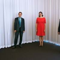 Zweimal Bamberg im Landratsamt geehrt: Landrat Alexander Tritthart (r.) mit Oberstudienrätin Alexandra Mischner (2.v.r.) und Jobcenter-Leiter Norbert Ratzke. Personalratsvorsitzende Gudrun Wagner gratulierte.